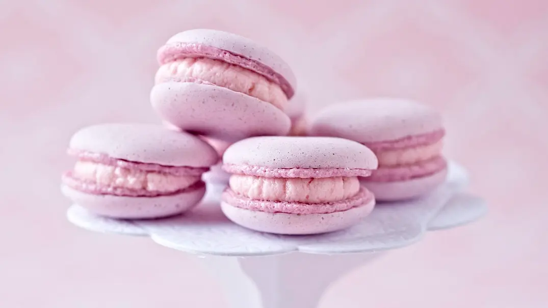 Cassis-Macarons Rezept - Foto: LECKER @ Bauer Media Group Cassis-Macarons Rezept - Foto: LECKER @ Bauer Media Group