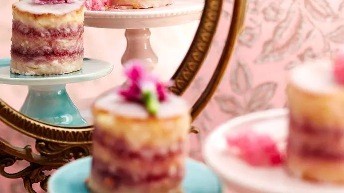 Cassis-Petits-Fours Rezept - Foto: LECKER @ Bauer Media Group Cassis-Petits-Fours Rezept - Foto: LECKER @ Bauer Media Group