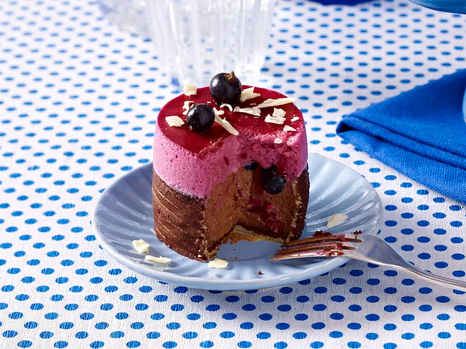 Cassis-Schokoladen-Mousse-Törtchen Cassis-Schokoladen-Mousse-Törtchen mit Anschnitt.