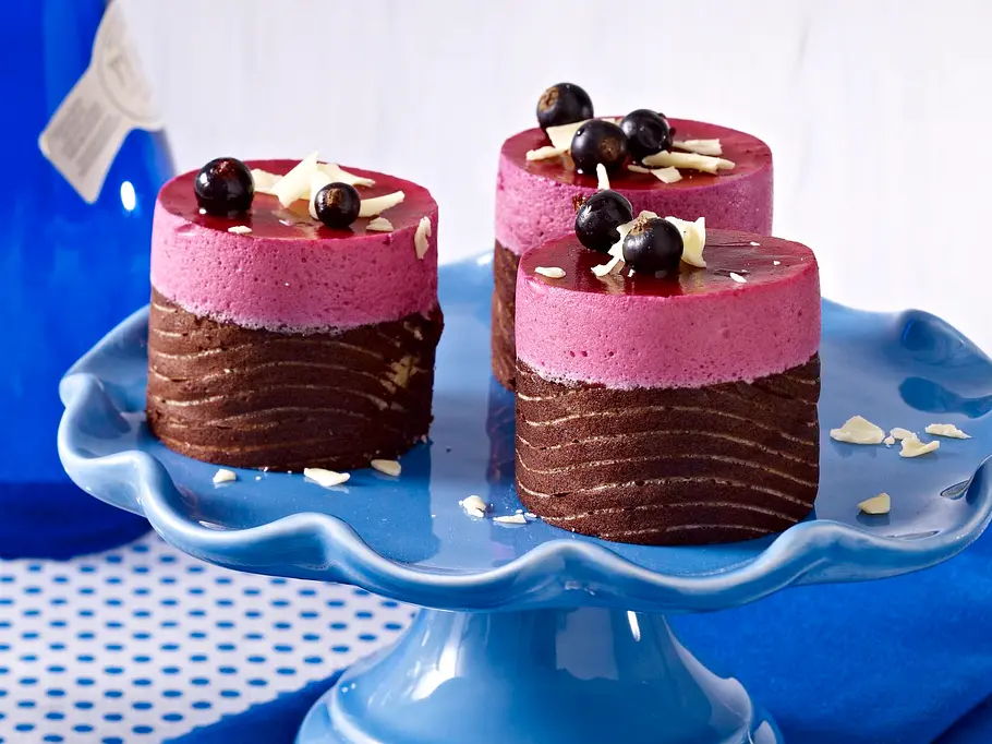 Cassis-Schokoladen-Mousse-Törtchen Rezept Cassis-Schokoladen-Mousse-Törtchen Rezept