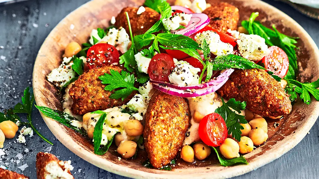 Caulifalafel im Salat-Urwald Rezept - Foto: LECKER @ Bauer Media Group