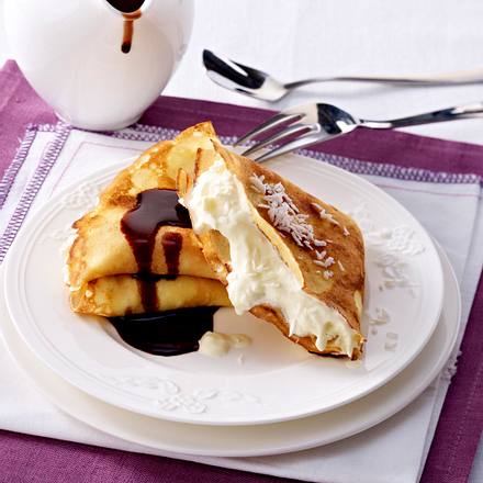 Cêpes mit Kokoseis und warmer Schokoladen-Soße Rezept Cêpes mit Kokoseis und warmer Schokoladen-Soße Rezept