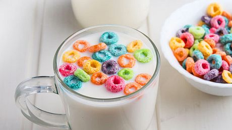 Cereal Milk mit Fruit Loops - Foto: skabarcat / fotolia