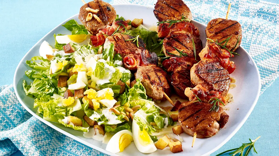 Cesar Salad mit Barbecue-Spießen Rezept - Foto: LECKER @ Bauer Media Group Cesar Salad mit Barbecue-Spießen Rezept - Foto: LECKER @ Bauer Media Group