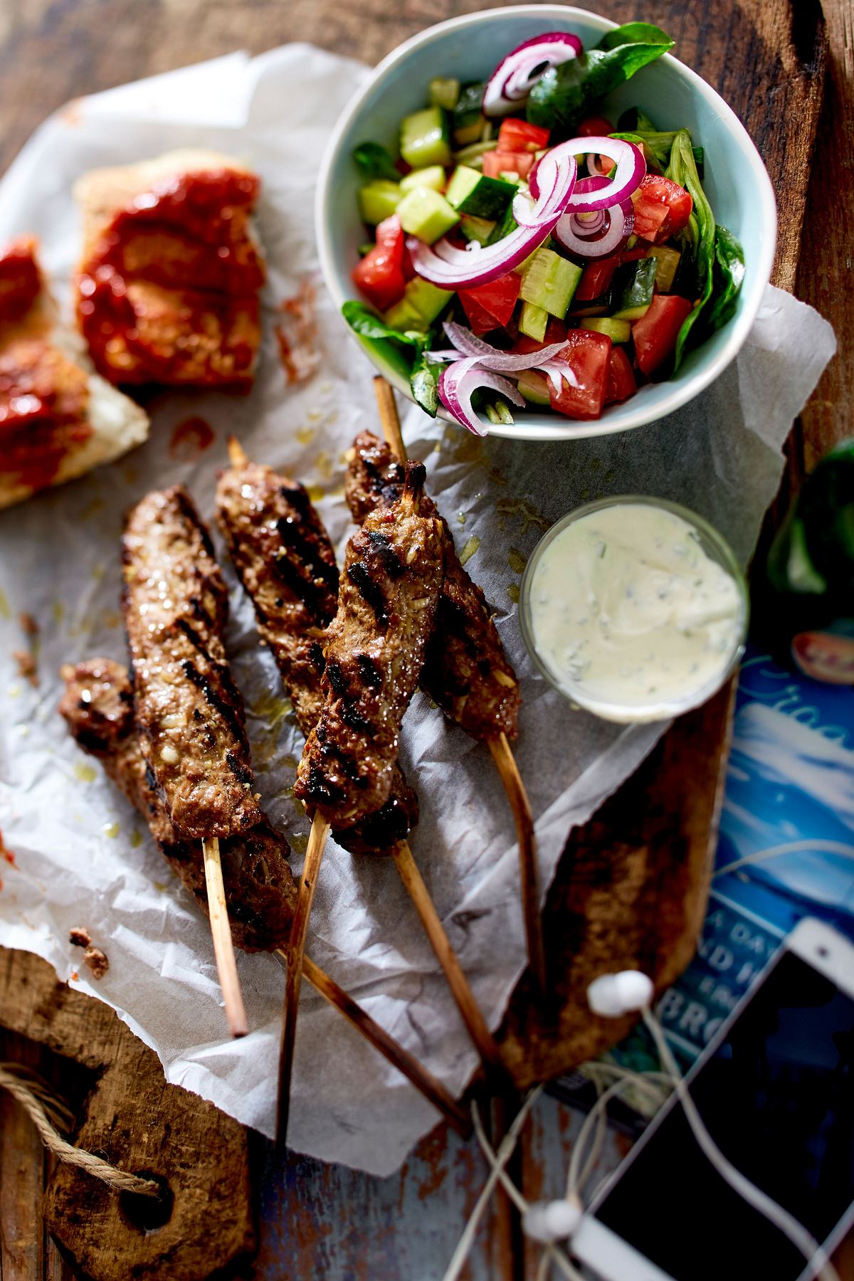 Cevapcici am Spieß mit Crostini und Salat Rezept