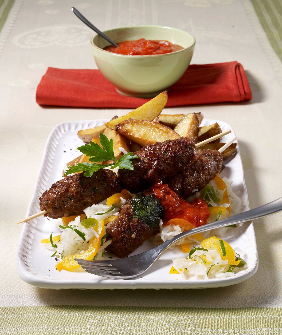 Cevapcici mit Kartoffelspalten und Aiwar-Dip Rezept