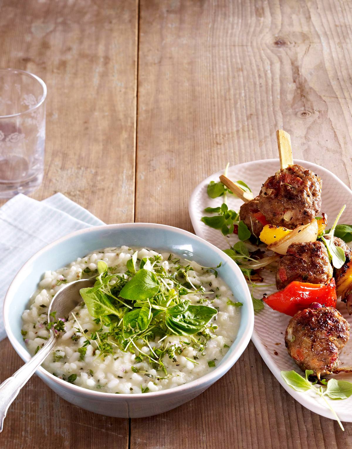 Cevapcici-Spieße mit Kräuter-Risotto Rezept