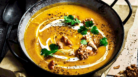 Weihnachtssuppen: Chai-Kürbissuppe mit karamelligem Nuss-Topping - Foto: House of Food / Bauer Food Experts KG