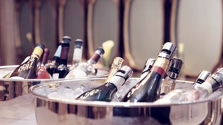 Die schönsten Champagnerkühler in Silber - Foto: iStock/Kondor83