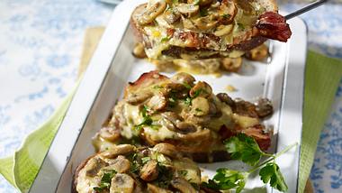 Champignon-Gorgonzola-Bruschette mit Kassler Rezept - Foto: House of Food / Bauer Food Experts KG