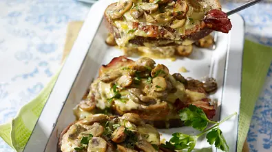Champignon-Gorgonzola-Bruschette mit Kassler Rezept - Foto: LECKER @ Bauer Media Group