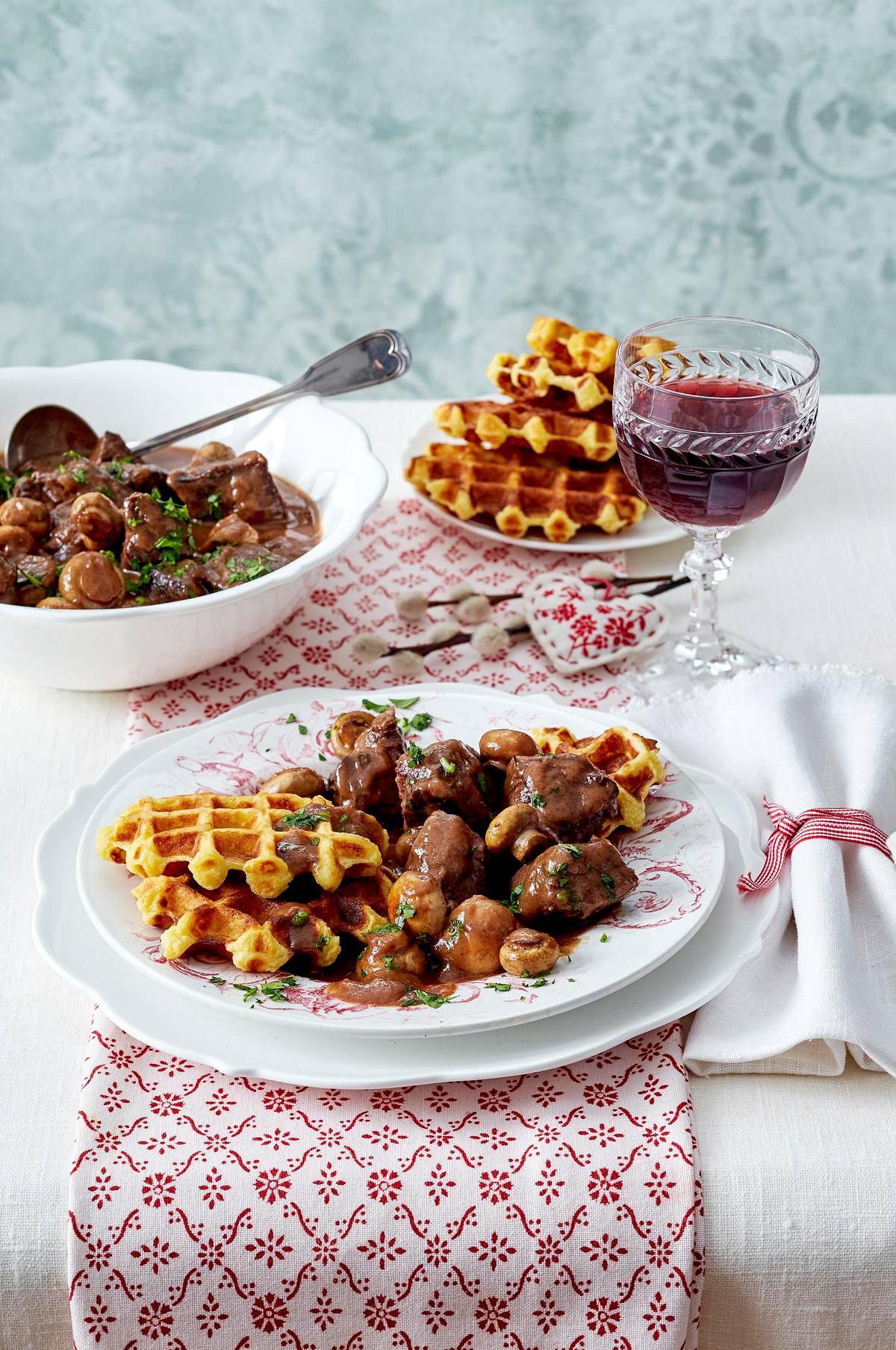 Champignon-Gulasch mit Kartoffelwaffeln Rezept