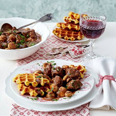 Champignon-Gulasch mit Kartoffelwaffeln Rezept Champignon-Gulasch mit Kartoffelwaffeln Rezept