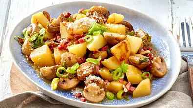 Champignon-Kartoffel-Pfanne Rezept - Foto: LECKER @ Bauer Media Group Champignon-Kartoffel-Pfanne Rezept - Foto: LECKER @ Bauer Media Group