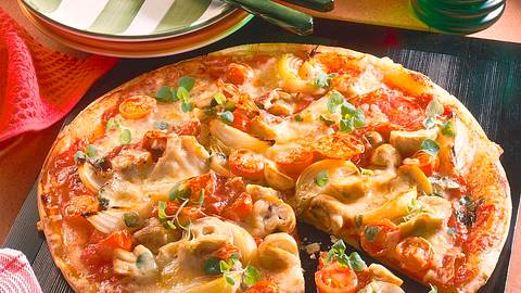 Champignon-Salami-Pizza Rezept - Foto: House of Food / Bauer Food Experts KG