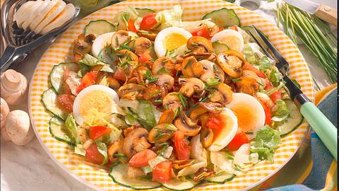 Champignon-Salat mit Ei Rezept - Foto: House of Food / Bauer Food Experts KG