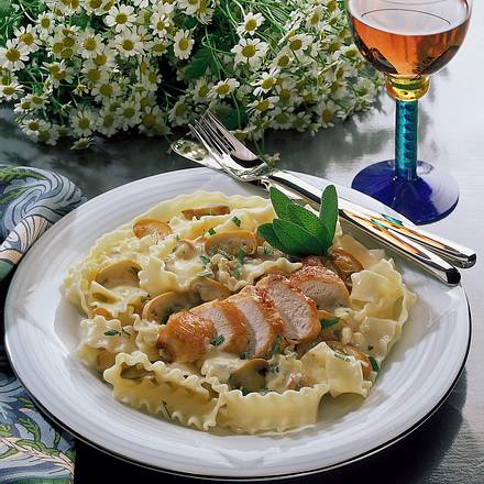 Champignon-Salbei-Nudeln mit Hähnchenbrust Rezept