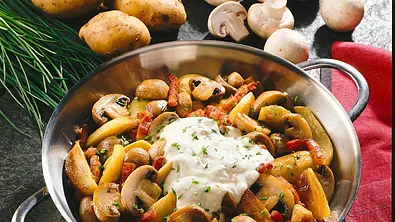 Champignonpfanne mit Kräuterfrischkäsesoße Rezept - Foto: LECKER @ Bauer Media Group