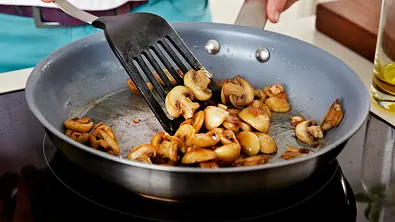 Champignons braten - Foto: LECKER @ Bauer Media Group
