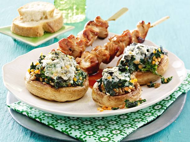 Champignons mit Spinat-Gorgonzola-Füllung und Putenspießchen