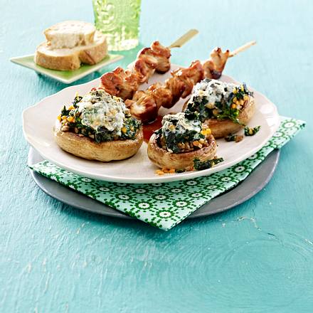 Champignons mit Spinat-Gorgonzola-Füllung und Putenspießchen Rezept Champignons mit Spinat-Gorgonzola-Füllung und Putenspießchen Rezept
