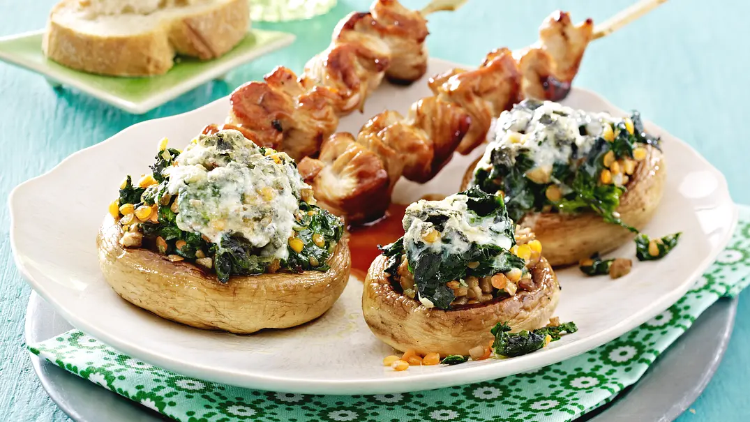 Champignons mit Spinat-Gorgonzola-Füllung und Putenspießchen Rezept - Foto: LECKER @ Bauer Media Group Champignons mit Spinat-Gorgonzola-Füllung und Putenspießchen Rezept - Foto: LECKER @ Bauer Media Group