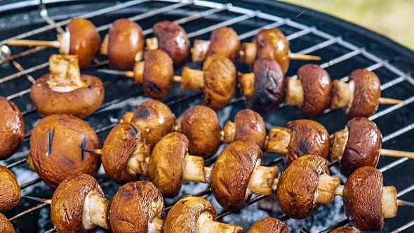 Champignons vom Spieß grillen - Foto: ShowHeroes