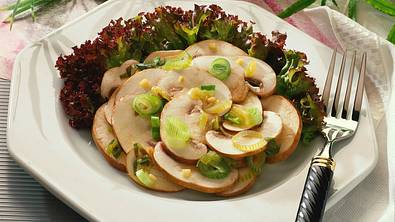 Champignonsalat mit Lauchzwiebeln Rezept - Foto: LECKER @ Bauer Media Group