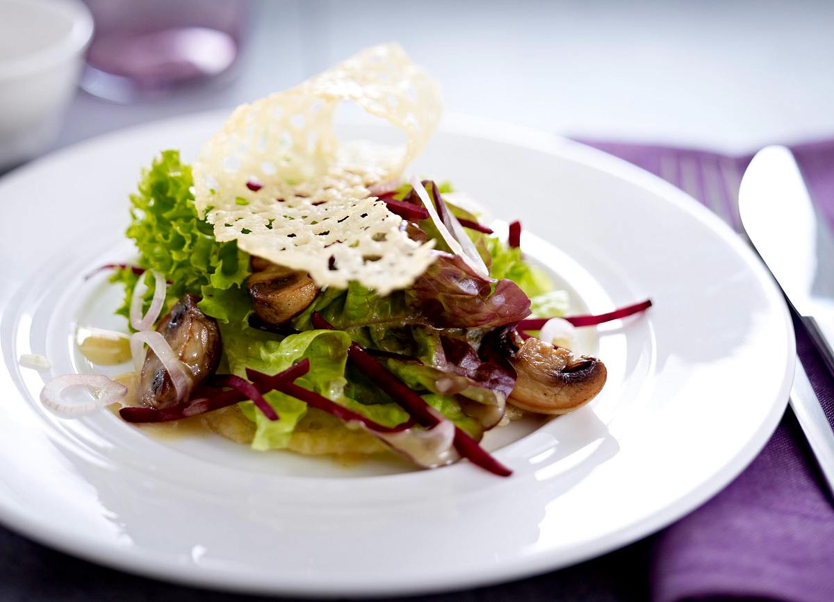 Champignonsalat mit Roter Bete und Parmesanloops Rezept