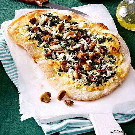 Champingnon-Spinat-Pizza mit Ziegenfrischkäsecreme und Rettich Rezept