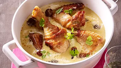 Chapon au vin jaune et aux morilles Rezept - Foto: LECKER @ Bauer Media Group