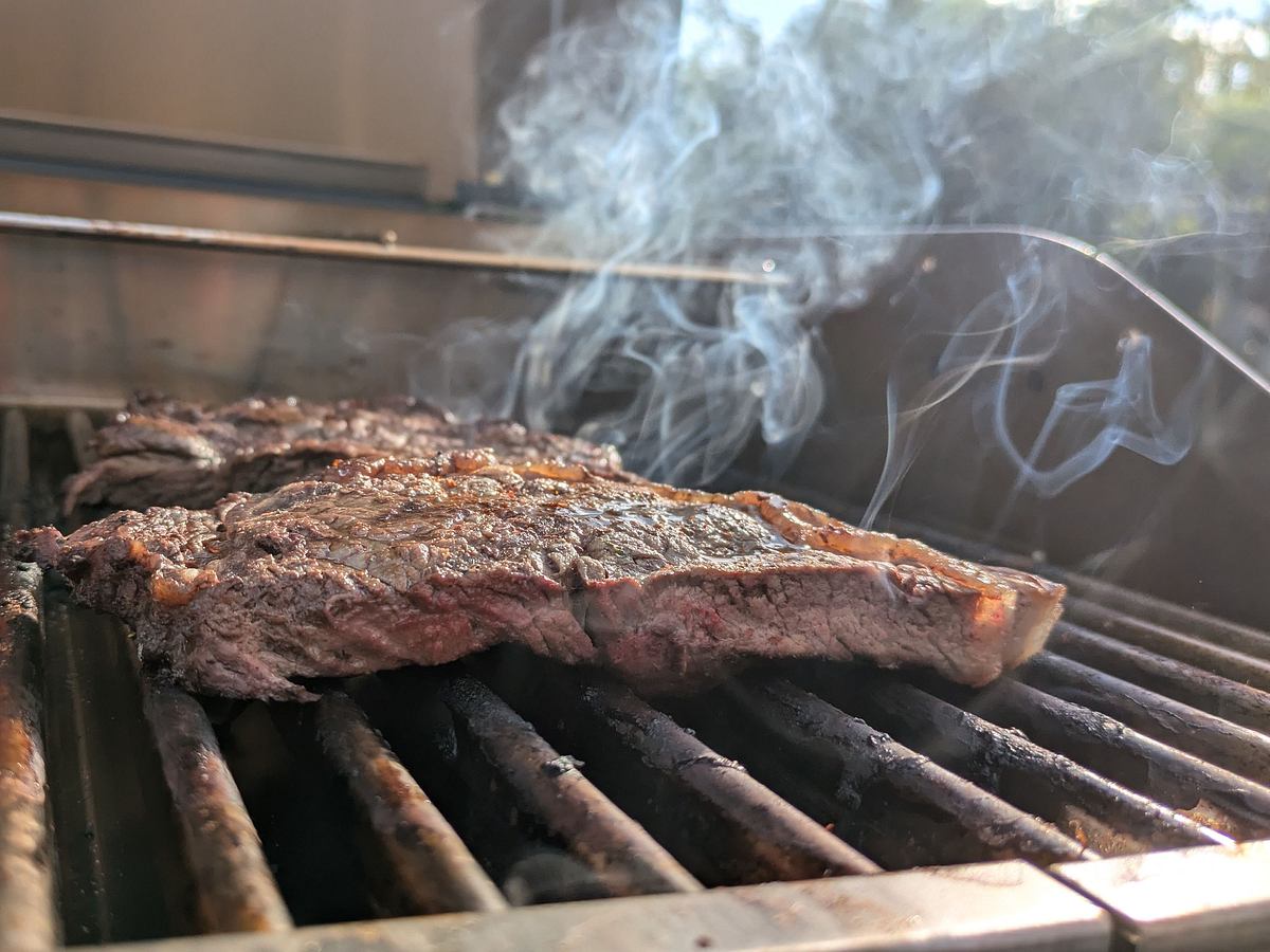 Steak grillt auf dem Char-Broil Evolve Electric