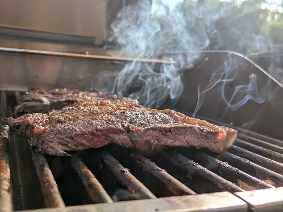 Steak grillt auf dem Char-Broil Evolve Electric Steak grillt auf dem Char-Broil Evolve Electric