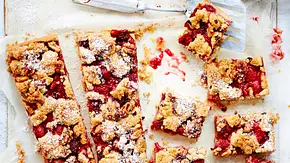 Charmebolzen-Crumble mit Everybody’s-Darling-Erdbeere Rezept - Foto: LECKER @ Bauer Media Group Charmebolzen-Crumble mit Everybody’s-Darling-Erdbeere Rezept - Foto: LECKER @ Bauer Media Group