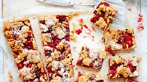 Charmebolzen-Crumble mit Everybody’s-Darling-Erdbeere Rezept - Foto: House of Food / Bauer Food Experts KG