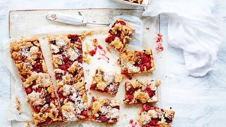 Charmebolzen-Crumble mit Everybody’s-Darling-Erdbeere Rezept - Foto: House of Food / Bauer Food Experts KG
