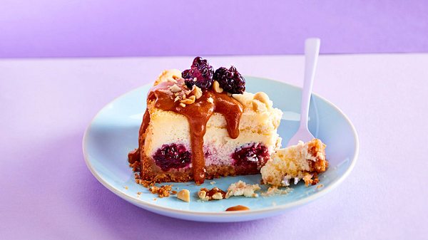 Charming Cheesecake mit Brombeeren und Erdnuss-Toffee-Soße Rezept - Foto: House of Food / Bauer Food Experts KG