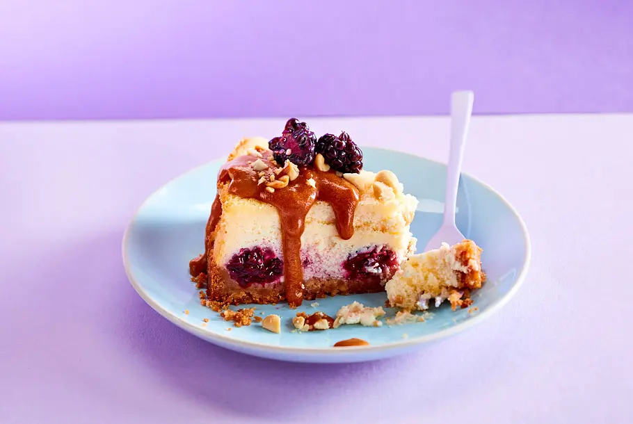 Charming Cheesecake mit Brombeeren und Erdnuss-Toffee-Soße Rezept Charming Cheesecake mit Brombeeren und Erdnuss-Toffee-Soße Rezept
