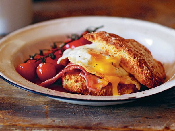 Cheddar Farls mit Spiegelei und knusprigem Speck Rezept | LECKER