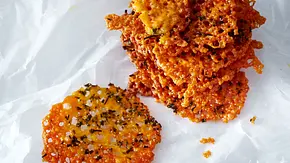 Cheddar-Knuspertaler mit Schnittlauchkomplizen Rezept - Foto: LECKER @ Bauer Media Group Cheddar-Knuspertaler mit Schnittlauchkomplizen Rezept - Foto: LECKER @ Bauer Media Group