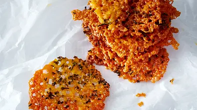 Cheddar-Knuspertaler mit Schnittlauchkomplizen Rezept - Foto: LECKER @ Bauer Media Group