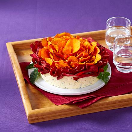 Cheddar-Kräuter Dip mit Chips Rezept Cheddar-Kräuter Dip mit Chips Rezept