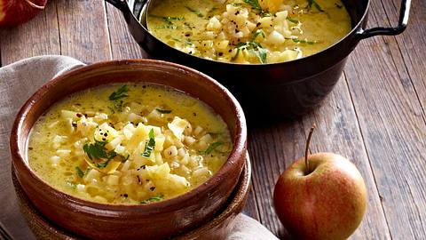 Cheddar-Suppe mit Knollensellerie und Apfel Rezept - Foto: House of Food / Bauer Food Experts KG