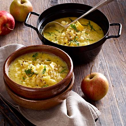 Cheddar-Suppe mit Knollensellerie und Apfel Rezept Cheddar-Suppe mit Knollensellerie und Apfel Rezept