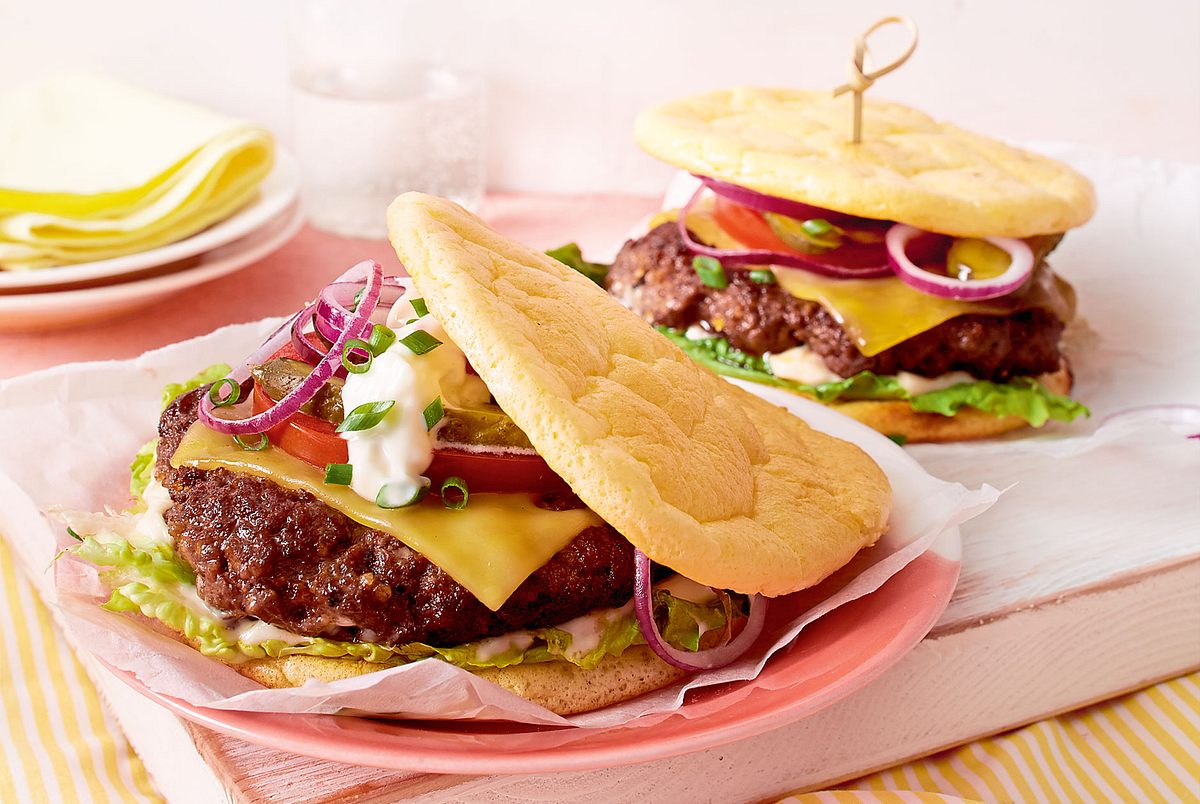 Cheeseburger im Eiweißbrot Rezept