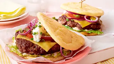 Cheeseburger im Eiweißbrot Rezept - Foto: LECKER @ Bauer Media Group