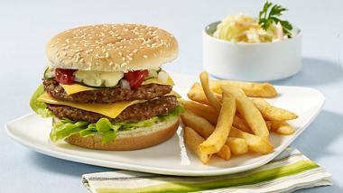 Cheeseburger mit Pommes und Cole Slaw Rezept - Foto: House of Food / Bauer Food Experts KG