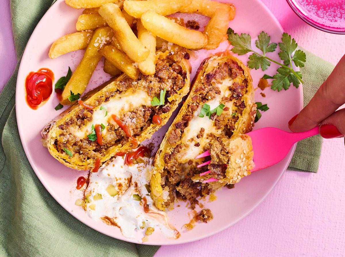 Cheeseburger-Strudel zart schmelzend gefüllt Rezept