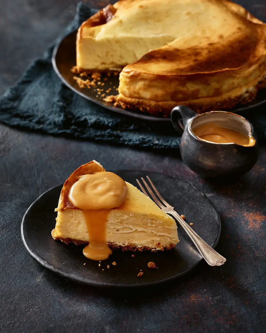Cheesecake aus dem Airfryer Cheesecake aus dem Airfryer: Ein Stück ist herausgeschnitten und mit Karamellsauce getoppt.