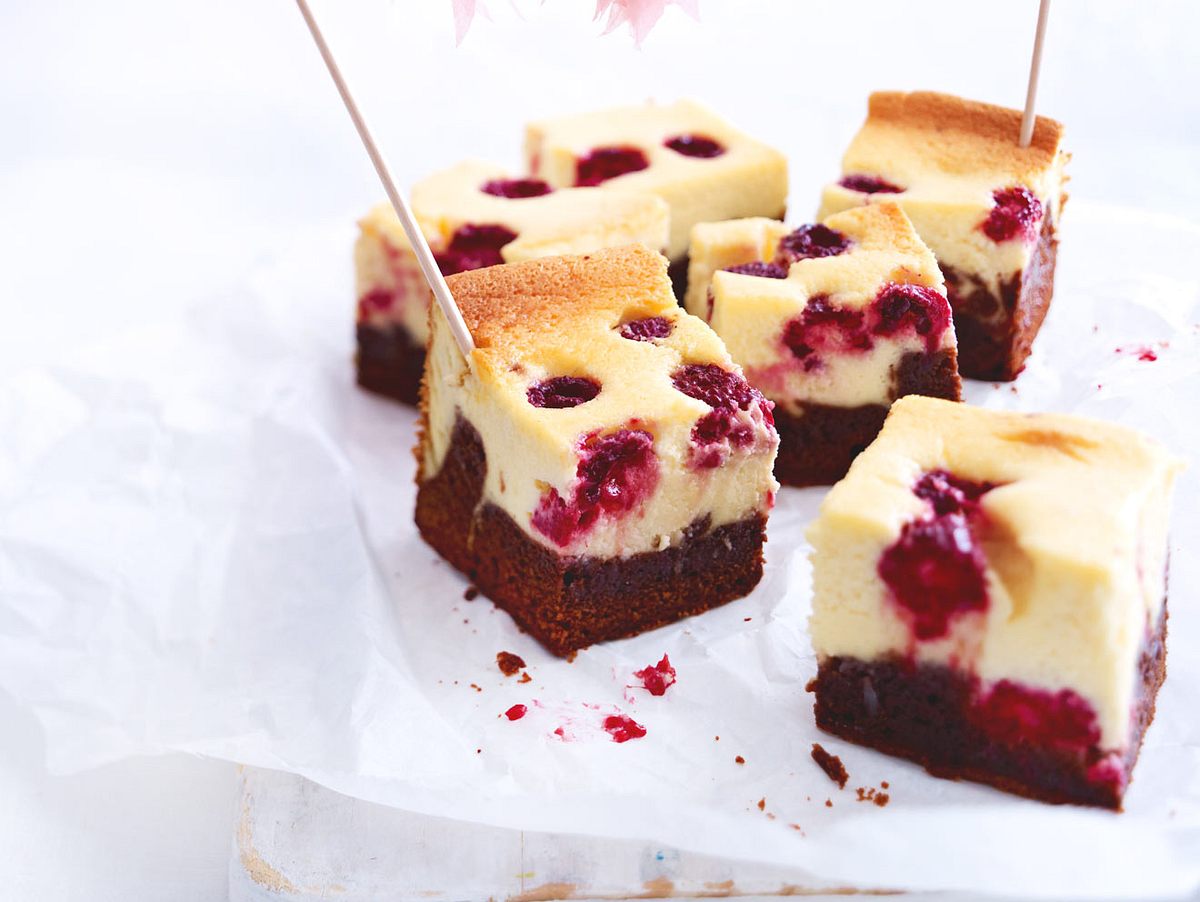 Cheesecake-Brownies mit Himbeeren Rezept